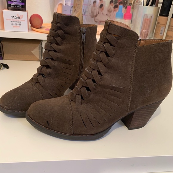 Olive green booties block heel ankle boots - Picture 3 of 3